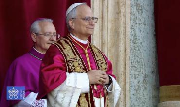 Robert Francis Prevost, papa León XIV, durante su primera aparición después de ser electo pontífice el 8 de mayo de 2025