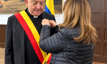 El padre Darío Echeverri recibe la Gran Cruz de la Orden José Acevedo y Gómez por aporte a la construcción de paz y justicia social