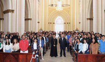Encuentro del cardenal con los catecúmenos, adultos no bautizados, que recibirán el bautismo la noche de Pascua.