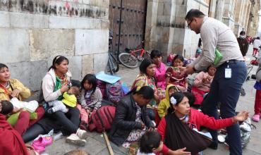 Acercamiento solidario con comunidad Embera-Katio La mañana del jueves 28 de junio, la Arquidiócesis de Bogotá adelantó una acción solidaria con miembros de la comunidad Embera-Katío concentrados en inmediaciones del Palacio Liévano, donde, desde el día de ayer, están a la espera de la respuesta del Gobierno frente a posibles soluciones para el mejoramiento de las condiciones de la zona donde actualmente se están albergando “Pedimos albergues para que los niños no sigan sufriendo en la calle, hay muchos m