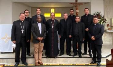 Monseñor Luis José y sacerdotes