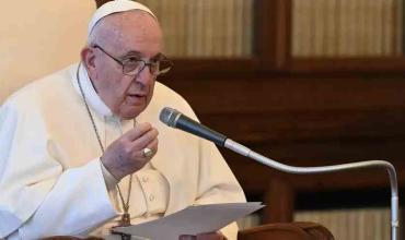 Durante la Audiencia General del último miércoles del mes, continuando con la serie de catequesis en torno a la Carta de San Pablo a los Gálatas, el santo padre alertó sobre la tentación "de los nuevos fundamentalistas", que pretenden encerrar la vida cristiana en una lista de preceptos, buscando seguridades en ellos, en lugar de abrirse a la libertad y a la novedad del amor de Dios, el único que trae los dones de la paz y la alegría a la vida humana. “Incluso hoy en día, muchos buscan la certeza religiosa 