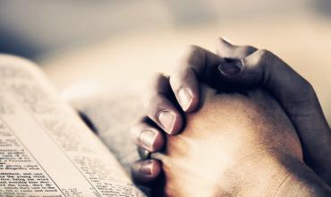 Orando en la madrugada