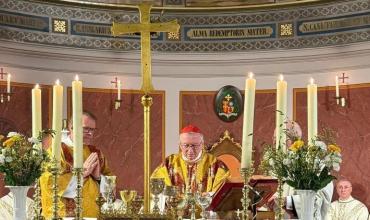 En la catedral de Copenhague en calidad de legado pontificio en las celebraciones del XII centenario del inicio de la misión de San Ansgar en Dinamarca, el cardenal recordó la actualidad de la figura del monje benedictino en un mundo herido por nuevas formas de esclavitud —económicas, culturales, espirituales— y marcado por la exclusión y la indiferencia. Insistió, además en que «la Iglesia sigue siendo creíble no gracias al poder, a los números o a las estrategias, sino cuando la fe se convierte en testimo