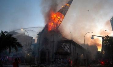 Iglesia Asunción arde en llamas, Chile