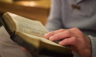 5 datos para reconocer una Biblia católica explicados por Fray Nelson