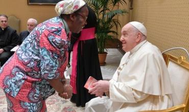 La Iglesia es mujer, hay que "desmasculinizarla": Papa Francisco