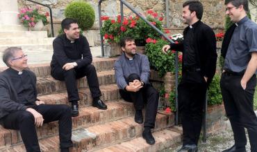 sacerdotes compartiendo