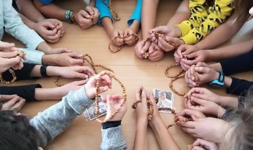 Niños rezan el rosario en el mundo