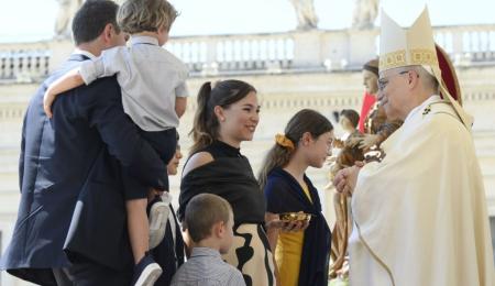 A 10 años de Amoris laetitia, obispos y matrimonios afrontan en el Vaticano los retos de la familia.