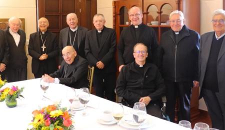Sacerdotes y obispos eméritos VET Padre Misericordioso.
