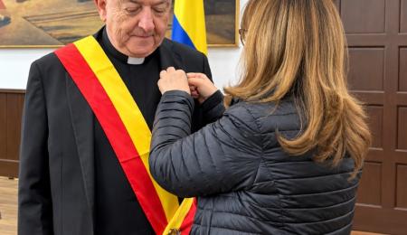 El padre Darío Echeverri recibe la Gran Cruz de la Orden José Acevedo y Gómez por aporte a la construcción de paz y justicia social