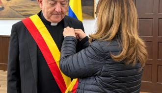 El padre Darío Echeverri recibe la Gran Cruz de la Orden José Acevedo y Gómez por aporte a la construcción de paz y justicia social