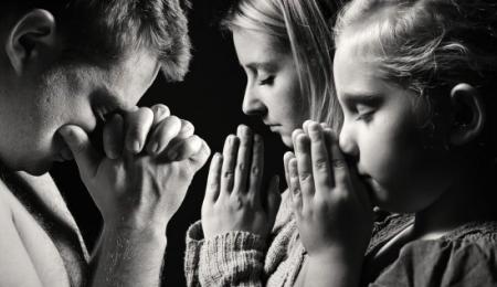 Familia orando